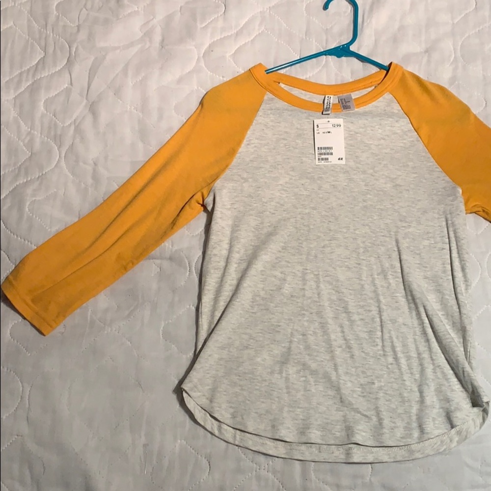 Baseball tee light grey and mustard yellow